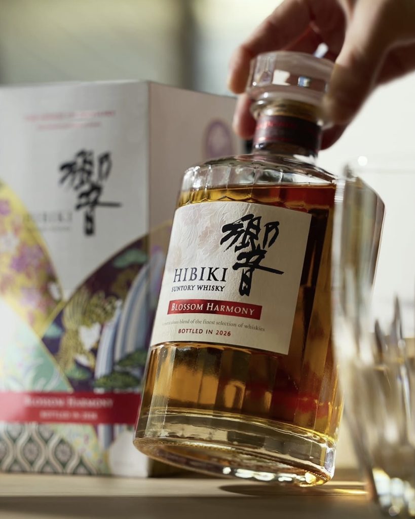 Hibiki Sakura Cask 2026 Blossom Harmony – whisky Nhật Bản giới hạn hoàn thiện trong thùng gỗ hoa anh đào, mang hương sakura, mật ong Acacia và lê La France.