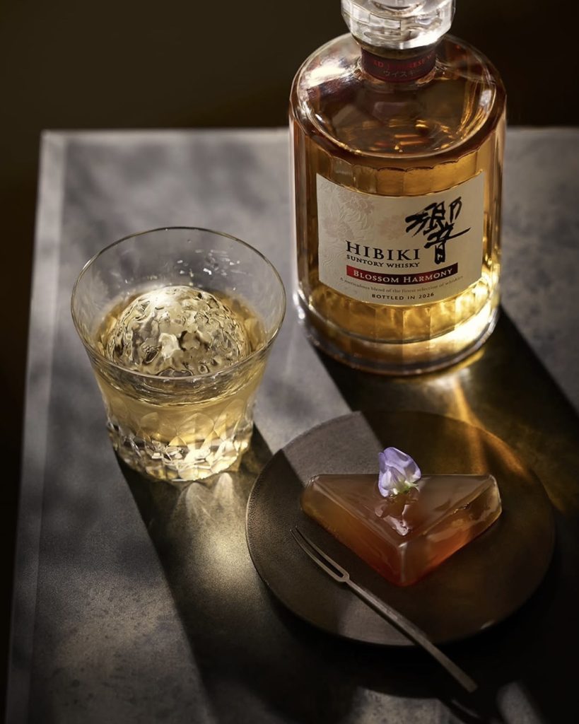 Hibiki Blossom Harmony 2026 Limited Edition – blended Japanese whisky phiên bản giới hạn của Suntory, 700ml, 43% ABV, nổi bật với Sakura Cask Finish.