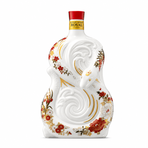 Suntory Royal Whisky 2025 Limited Edition – whisky Nhật Bản năm Ất Tỵ với bình sứ hình rắn trắng, trang trí hoa và họa tiết vàng tinh xảo.