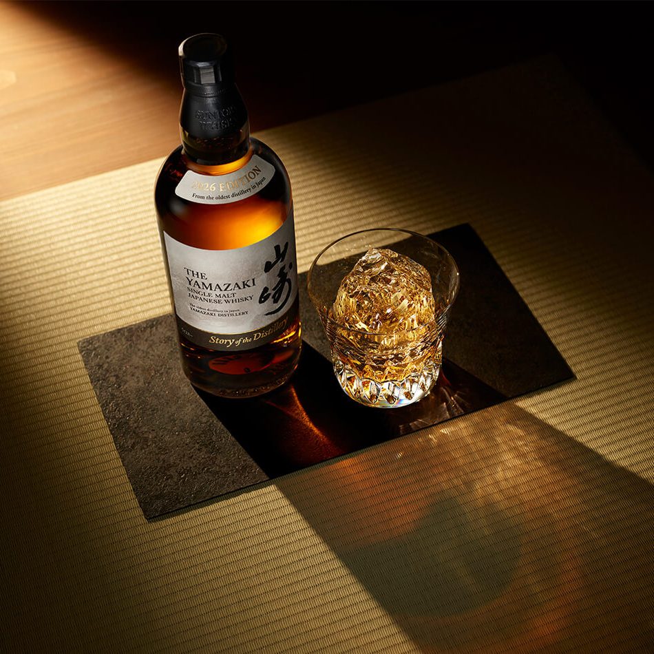 Yamazaki Story of the Distillery 2026 Edition – Japanese Single Malt Whisky phiên bản giới hạn của Suntory, 700ml, 43% ABV, phối trộn từ nhiều malt whisky trưởng thành trong Mizunara Oak, Spanish Oak và American White Oak.